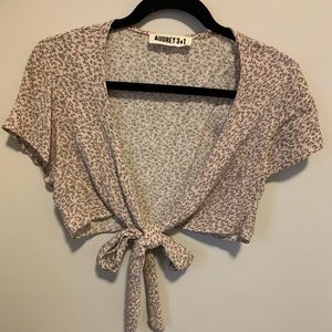 Audrey 3 + 1, cropped floral tie top